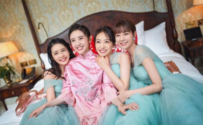 Váy phù dâu của người nổi tiếng bị 