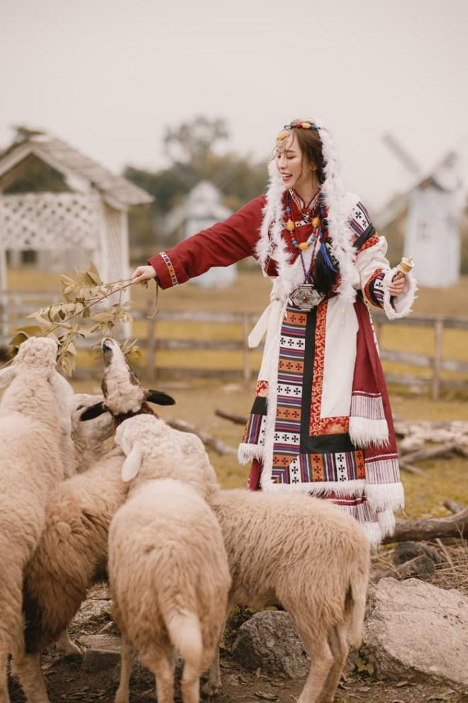 Quỳnh Nga hóa mỹ nhân Tân Cương ôm cừu, bắn cung, xinh đẹp như đóa ...