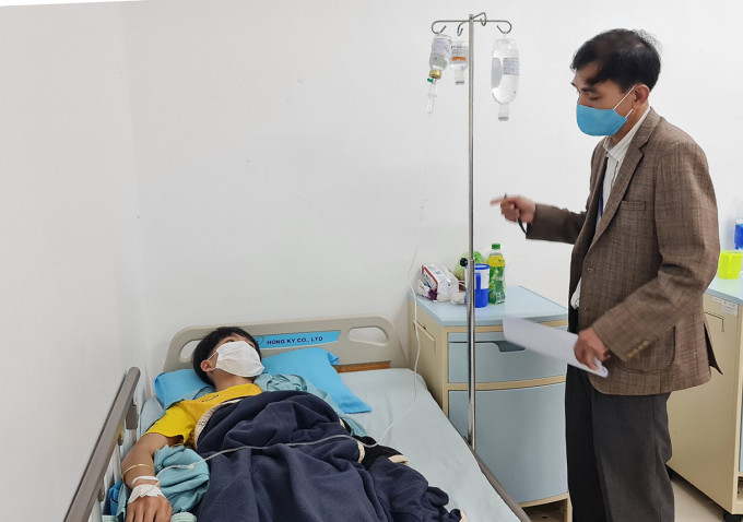 Bệnh nhân nhập viện cấp cứu sau khi ăn bánh mì sáng 20/3. Ảnh: Khánh Hương