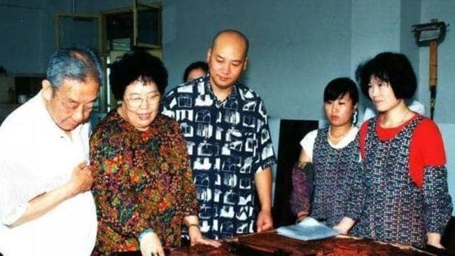 Hậu duệ của Từ Hi Thái hậu có tài sản 188 nghìn tỷ, sở hữu một con phố ở nội đô Bắc Kinh, không ai dám ăn nếu bà không ngồi xuống 2