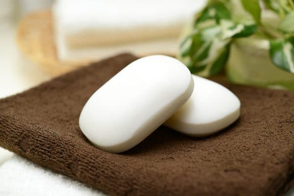 lỗ đóng đinh trên tường 3 lỗ đóng đinh trên tường 3