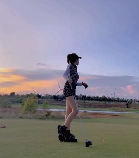 trâm anh chơi golf  0
