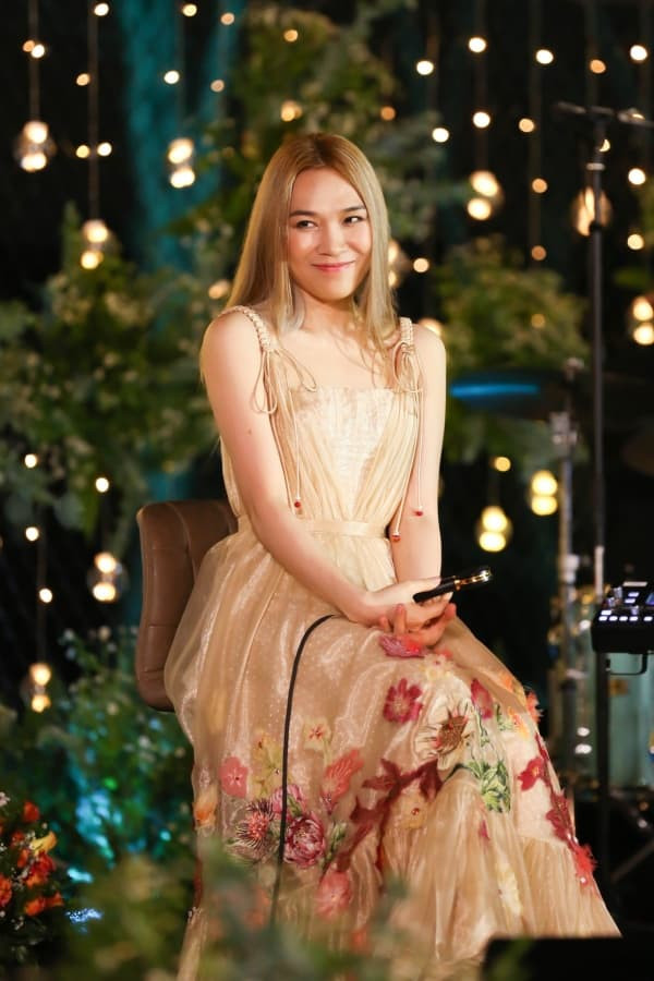 den-luot-my-tam-bi-team-qua-duong-chup-len-ai-nay-bi-chinh-phuc-vi-ve-dep-khong-tuoi-7-ngoisaovn-w600-h900 2 den-luot-my-tam-bi-team-qua-duong-chup-len-ai-nay-bi-chinh-phuc-vi-ve-dep-khong-tuoi-7-ngoisaovn-w600-h900 2