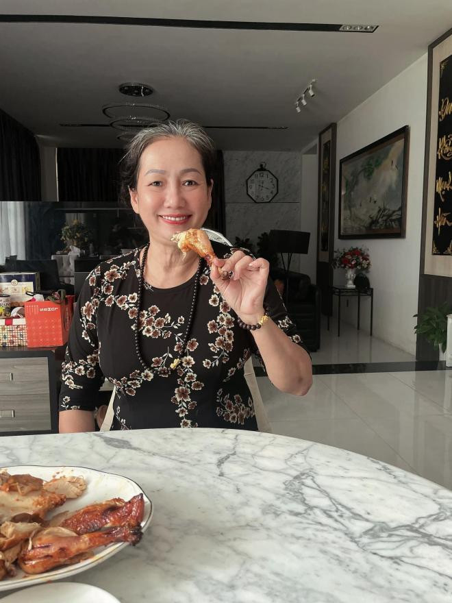 diễn viên Quốc Trường làm gà nướng 0