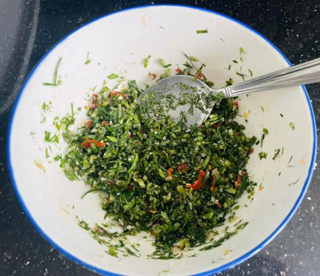 diễn viên Quốc Trường làm gà nướng 0