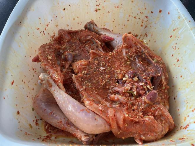 diễn viên Quốc Trường làm gà nướng 0