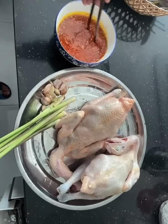 diễn viên Quốc Trường làm gà nướng 0