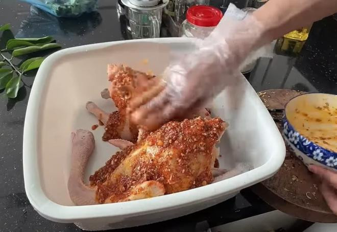 diễn viên Quốc Trường làm gà nướng 0
