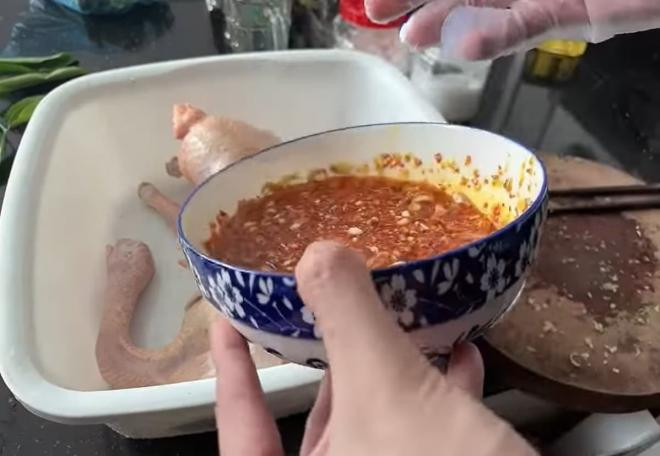 diễn viên Quốc Trường làm gà nướng 0