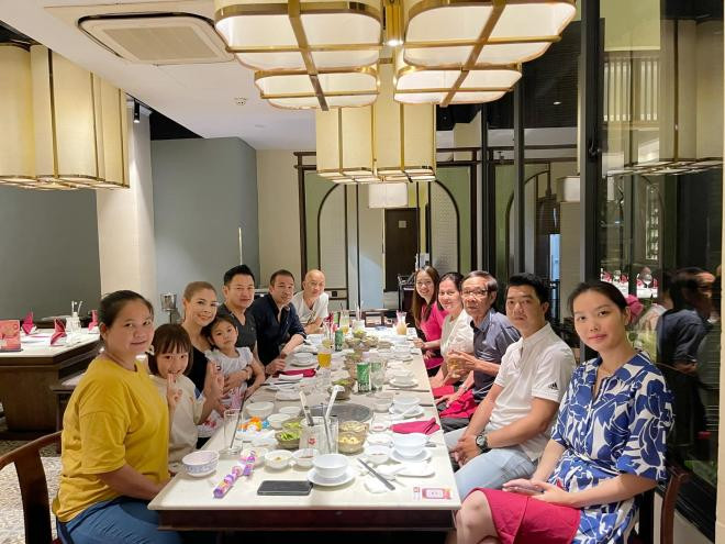 ong-xa-thanh-thao-gay-soc-khi-coi-tran-khoe-than-hinh-luc-luong-cung-vo-va-con-gai-tham-gia-giai-chay-13-ngoisaovn-w2048-h1536 1