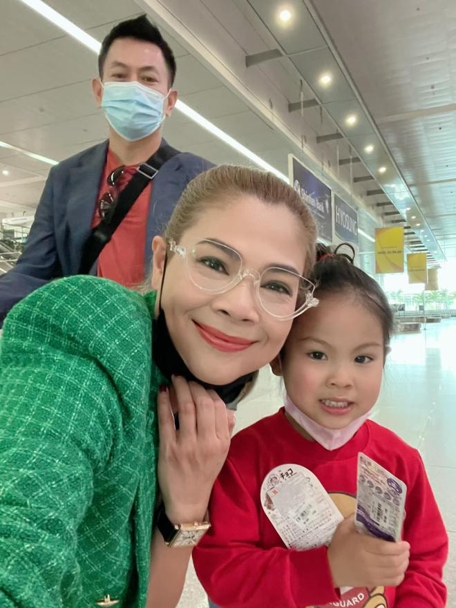 ong-xa-thanh-thao-gay-soc-khi-coi-tran-khoe-than-hinh-luc-luong-cung-vo-va-con-gai-tham-gia-giai-chay-14-ngoisaovn-w1536-h2048 0