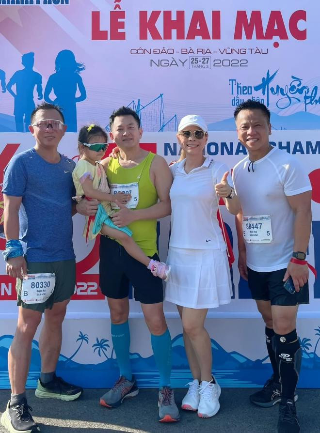ong-xa-thanh-thao-gay-soc-khi-coi-tran-khoe-than-hinh-luc-luong-cung-vo-va-con-gai-tham-gia-giai-chay-2-ngoisaovn-w1302-h1764 9