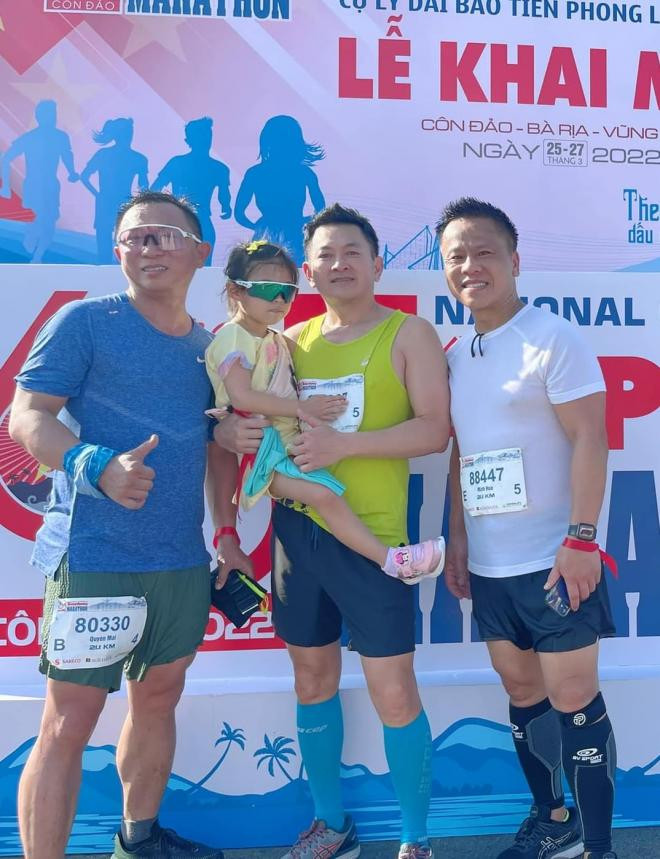 ong-xa-thanh-thao-gay-soc-khi-coi-tran-khoe-than-hinh-luc-luong-cung-vo-va-con-gai-tham-gia-giai-chay-4-ngoisaovn-w1074-h1399 7