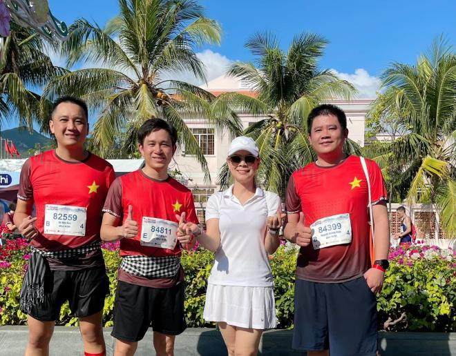 ong-xa-thanh-thao-gay-soc-khi-coi-tran-khoe-than-hinh-luc-luong-cung-vo-va-con-gai-tham-gia-giai-chay-5-ngoisaovn-w2048-h1602 6