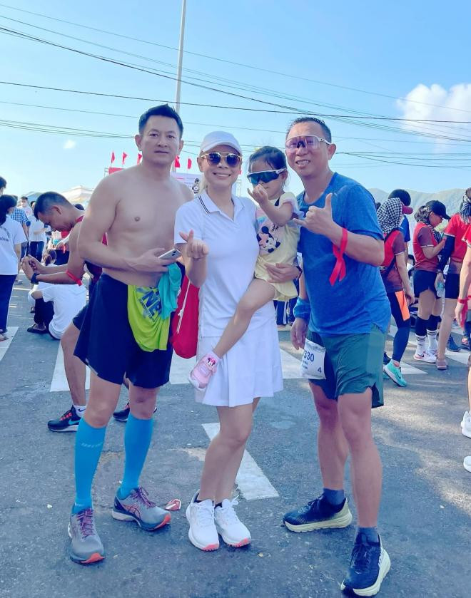 ong-xa-thanh-thao-gay-soc-khi-coi-tran-khoe-than-hinh-luc-luong-cung-vo-va-con-gai-tham-gia-giai-chay-8-ngoisaovn-w1610-h2048 10