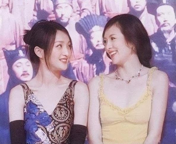 Khoảnh khắc Châu Tấn và Chương Tử Di chung khung hình bất ngờ hot trở lại, hai đại hoa đán đọ sắc cực 'gắt' 15