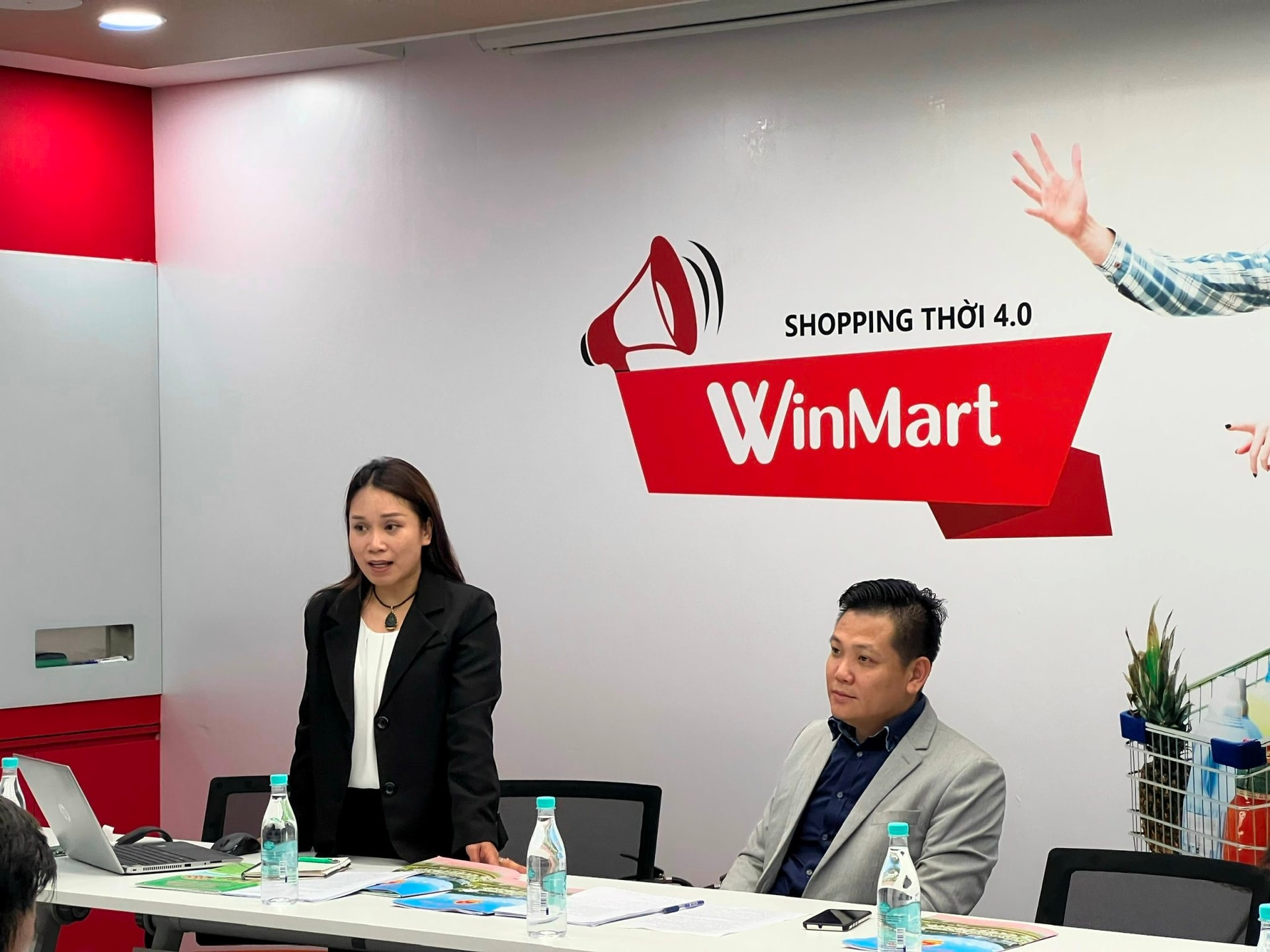 ba-pham-huyen-trang-truong-phong-mua-hang-tuoi-song-cap-cao-he-thong-winmart_winmart-.jpg