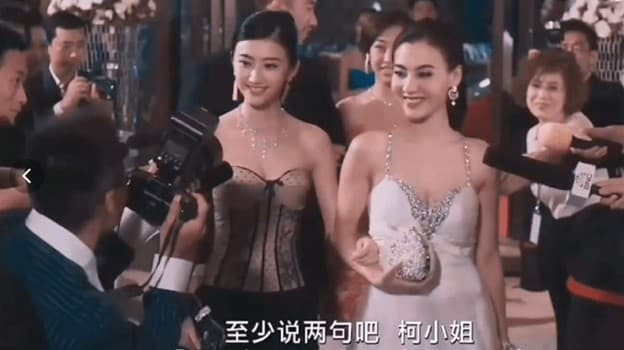 Cùng diện đầm xẻ sâu đi sự kiện, Trương Bá Chi triệt để lấn lướt 'đệ nhất mỹ nữ Bắc Kinh' Cảnh Điềm dù hơn đàn em gần chục tuổi 8 Cùng diện đầm xẻ sâu đi sự kiện, Trương Bá Chi triệt để lấn lướt 'đệ nhất mỹ nữ Bắc Kinh' Cảnh Điềm dù hơn đàn em gần chục tuổi 8