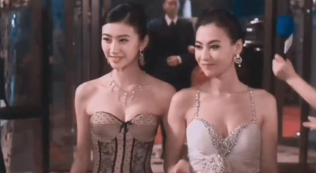 Cùng diện đầm xẻ sâu đi sự kiện, Trương Bá Chi triệt để lấn lướt 'đệ nhất mỹ nữ Bắc Kinh' Cảnh Điềm dù hơn đàn em gần chục tuổi 9 Cùng diện đầm xẻ sâu đi sự kiện, Trương Bá Chi triệt để lấn lướt 'đệ nhất mỹ nữ Bắc Kinh' Cảnh Điềm dù hơn đàn em gần chục tuổi 9