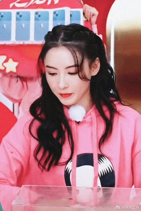 Cùng diện đầm xẻ sâu đi sự kiện, Trương Bá Chi triệt để lấn lướt 'đệ nhất mỹ nữ Bắc Kinh' Cảnh Điềm dù hơn đàn em gần chục tuổi 11 Cùng diện đầm xẻ sâu đi sự kiện, Trương Bá Chi triệt để lấn lướt 'đệ nhất mỹ nữ Bắc Kinh' Cảnh Điềm dù hơn đàn em gần chục tuổi 11