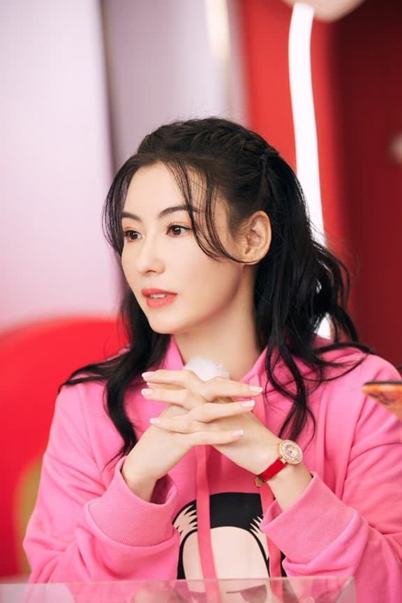Cùng diện đầm xẻ sâu đi sự kiện, Trương Bá Chi triệt để lấn lướt 'đệ nhất mỹ nữ Bắc Kinh' Cảnh Điềm dù hơn đàn em gần chục tuổi 12 Cùng diện đầm xẻ sâu đi sự kiện, Trương Bá Chi triệt để lấn lướt 'đệ nhất mỹ nữ Bắc Kinh' Cảnh Điềm dù hơn đàn em gần chục tuổi 12