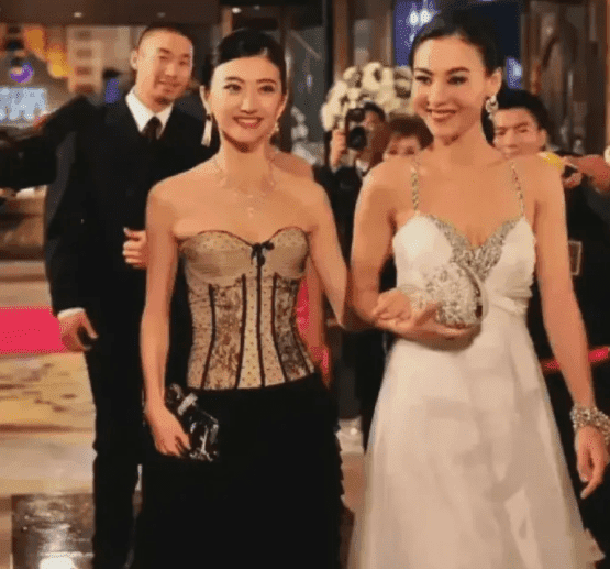 Cùng diện đầm xẻ sâu đi sự kiện, Trương Bá Chi triệt để lấn lướt 'đệ nhất mỹ nữ Bắc Kinh' Cảnh Điềm dù hơn đàn em gần chục tuổi 6 Cùng diện đầm xẻ sâu đi sự kiện, Trương Bá Chi triệt để lấn lướt 'đệ nhất mỹ nữ Bắc Kinh' Cảnh Điềm dù hơn đàn em gần chục tuổi 6