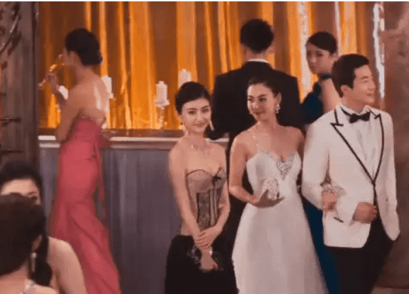 Cùng diện đầm xẻ sâu đi sự kiện, Trương Bá Chi triệt để lấn lướt 'đệ nhất mỹ nữ Bắc Kinh' Cảnh Điềm dù hơn đàn em gần chục tuổi 7 Cùng diện đầm xẻ sâu đi sự kiện, Trương Bá Chi triệt để lấn lướt 'đệ nhất mỹ nữ Bắc Kinh' Cảnh Điềm dù hơn đàn em gần chục tuổi 7