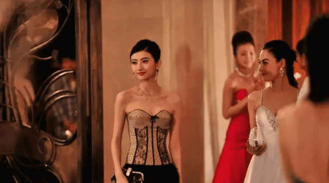 Cùng diện đầm xẻ sâu đi sự kiện, Trương Bá Chi triệt để lấn lướt 'đệ nhất mỹ nữ Bắc Kinh' Cảnh Điềm dù hơn đàn em gần chục tuổi 4 Cùng diện đầm xẻ sâu đi sự kiện, Trương Bá Chi triệt để lấn lướt 'đệ nhất mỹ nữ Bắc Kinh' Cảnh Điềm dù hơn đàn em gần chục tuổi 4