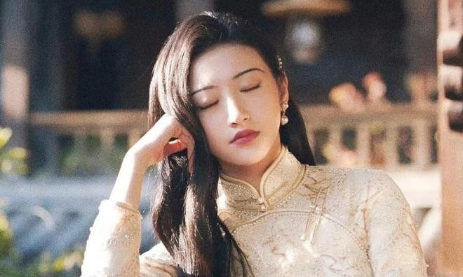 Cùng diện đầm xẻ sâu đi sự kiện, Trương Bá Chi triệt để lấn lướt 'đệ nhất mỹ nữ Bắc Kinh' Cảnh Điềm dù hơn đàn em gần chục tuổi 15 Cùng diện đầm xẻ sâu đi sự kiện, Trương Bá Chi triệt để lấn lướt 'đệ nhất mỹ nữ Bắc Kinh' Cảnh Điềm dù hơn đàn em gần chục tuổi 15