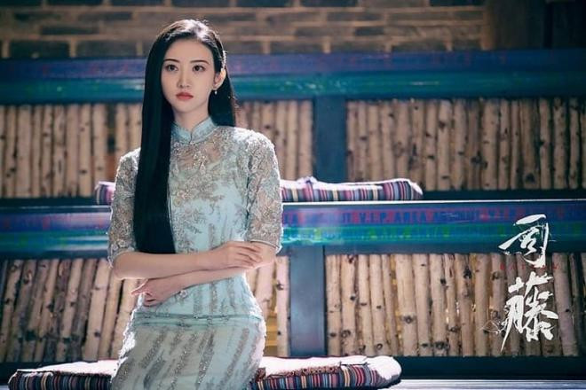 Cùng diện đầm xẻ sâu đi sự kiện, Trương Bá Chi triệt để lấn lướt 'đệ nhất mỹ nữ Bắc Kinh' Cảnh Điềm dù hơn đàn em gần chục tuổi 16 Cùng diện đầm xẻ sâu đi sự kiện, Trương Bá Chi triệt để lấn lướt 'đệ nhất mỹ nữ Bắc Kinh' Cảnh Điềm dù hơn đàn em gần chục tuổi 16
