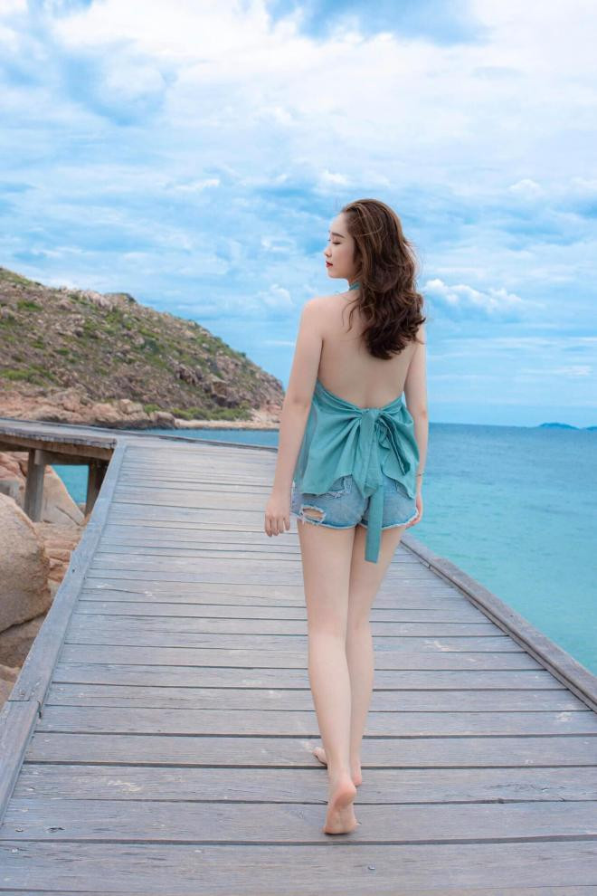 Vẻ đẹp đời thường trong veo của Hàn Trang - diễn viên sinh năm 2000 đóng vai bạn gái Mạnh Quân trong 'Lối về miền hoa' 10 Vẻ đẹp đời thường trong veo của Hàn Trang - diễn viên sinh năm 2000 đóng vai bạn gái Mạnh Quân trong 'Lối về miền hoa' 10
