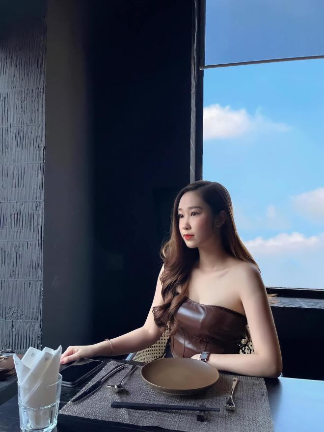 Vẻ đẹp đời thường trong veo của Hàn Trang - diễn viên sinh năm 2000 đóng vai bạn gái Mạnh Quân trong 'Lối về miền hoa' 5 Vẻ đẹp đời thường trong veo của Hàn Trang - diễn viên sinh năm 2000 đóng vai bạn gái Mạnh Quân trong 'Lối về miền hoa' 5