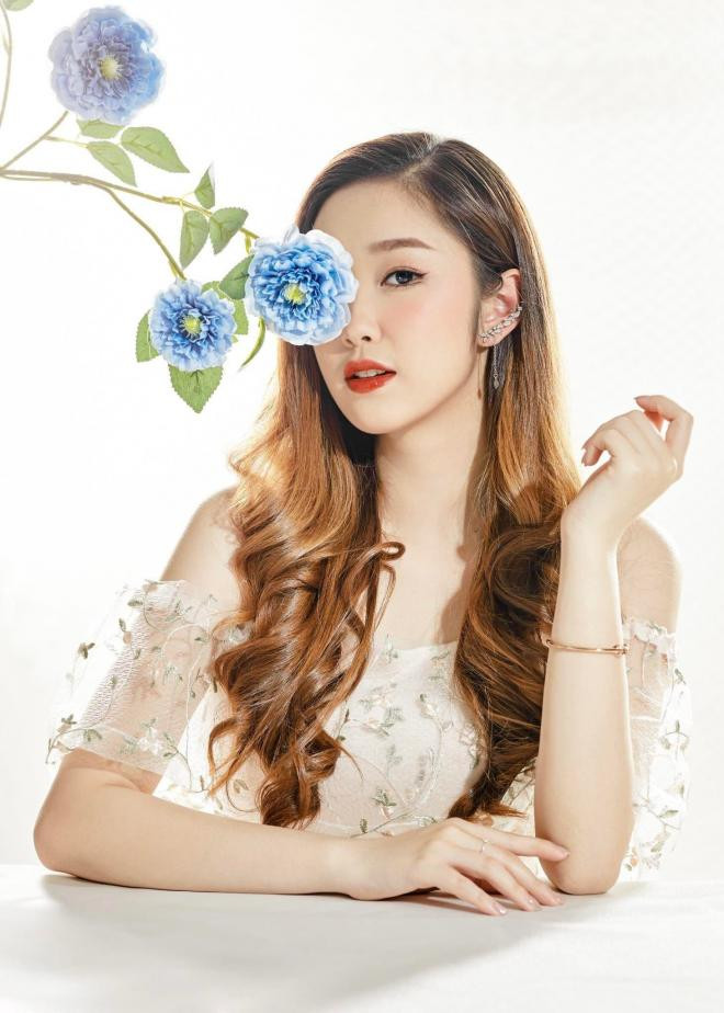 Vẻ đẹp đời thường trong veo của Hàn Trang - diễn viên sinh năm 2000 đóng vai bạn gái Mạnh Quân trong 'Lối về miền hoa' 4 Vẻ đẹp đời thường trong veo của Hàn Trang - diễn viên sinh năm 2000 đóng vai bạn gái Mạnh Quân trong 'Lối về miền hoa' 4
