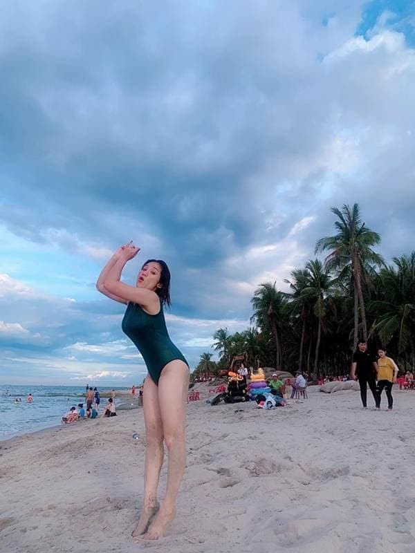 cat-tuong-gay-soc-khi-tung-anh-ban-nude-tam-suoi-khi-o-nguong-u50-5-ngoisaovn-w600-h800 0
