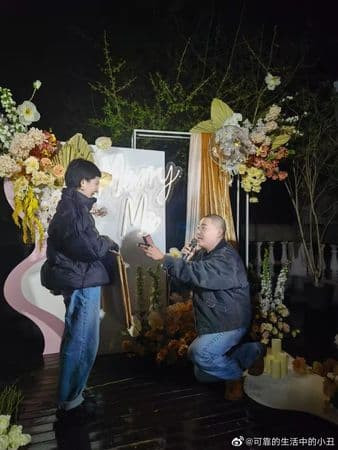  'Chú tiểu' Hác Thiệu Văn cầu hôn bạn gái, dân mạng cảm thán: 'Thời gian trôi nhanh thật' 1