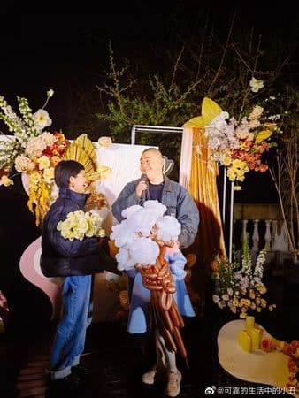  'Chú tiểu' Hác Thiệu Văn cầu hôn bạn gái, dân mạng cảm thán: 'Thời gian trôi nhanh thật' 11