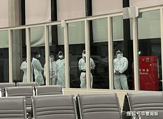 Sao Hong Kong 54 tuổi chảy máu mũi đầm đìa vì bị chọc dụng cụ quá mạnh khi đi test Covid-19, đến khi nhân viên y tế biến mất vẫn còn choáng váng 5