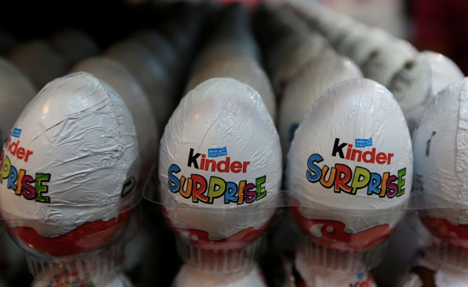 Trứng chocolate Kinder Surprise được bày bán tại một siêu thị ở Islamabad, Pakistan, tháng 7/2017. Ảnh: Reuters