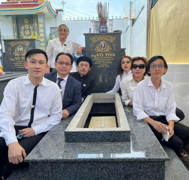 hoai-linh-duong-trieu-vu-va-ca-gia-dinh-cung-den-tham-mo-ba-va-ong-noi-1-ngoisaovn-w2048-h1950 27