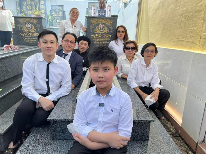 hoai-linh-duong-trieu-vu-va-ca-gia-dinh-cung-den-tham-mo-ba-va-ong-noi-2-ngoisaovn-w2048-h1536 26