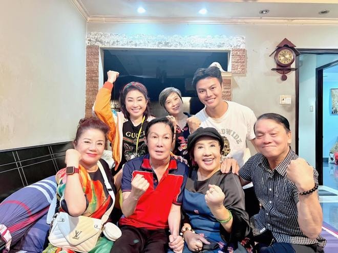 nsut-vu-linh-duoc-dong-nghiep-den-tham-khi-trai-qua-bao-benh-sac-dien-22ong-hoang-cai-luong-ho-quang22-gio-ra-sao-1-ngoisaovn-w2048-h1536 8