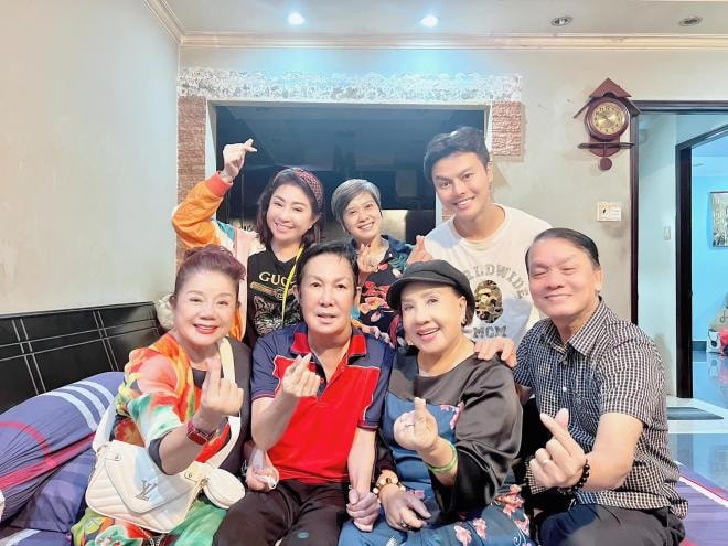 nsut-vu-linh-duoc-dong-nghiep-den-tham-khi-trai-qua-bao-benh-sac-dien-22ong-hoang-cai-luong-ho-quang22-gio-ra-sao-2-ngoisaovn-w2048-h1536 7