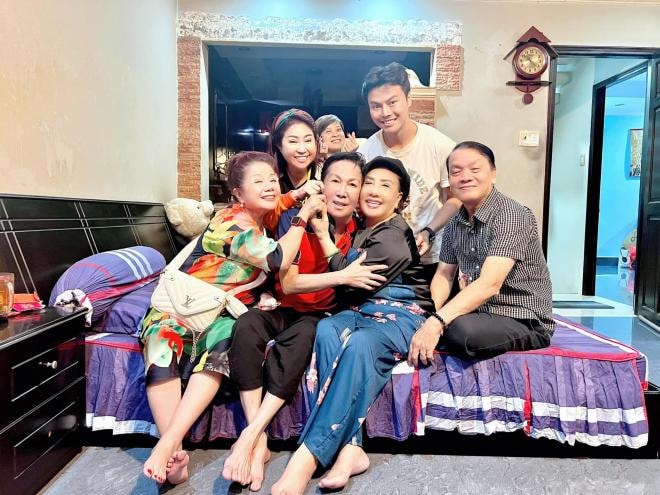 nsut-vu-linh-duoc-dong-nghiep-den-tham-khi-trai-qua-bao-benh-sac-dien-22ong-hoang-cai-luong-ho-quang22-gio-ra-sao-3-ngoisaovn-w2048-h1536 6