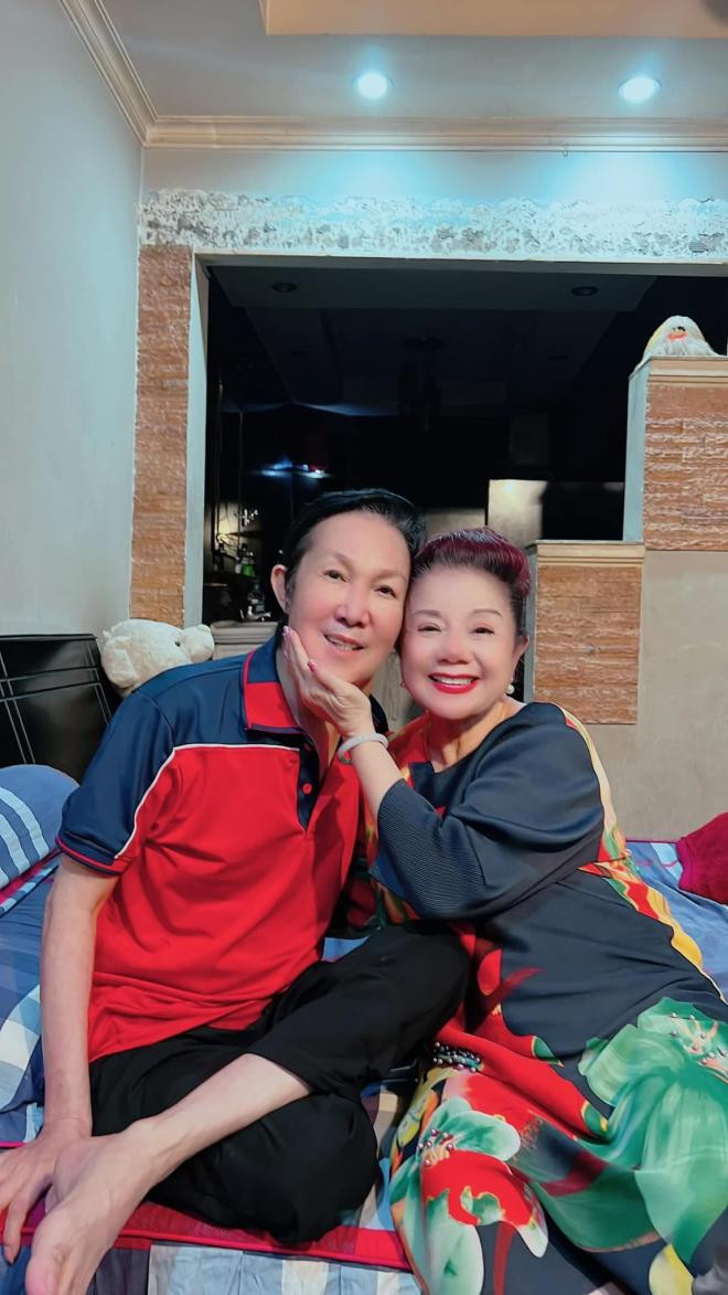 nsut-vu-linh-duoc-dong-nghiep-den-tham-khi-trai-qua-bao-benh-sac-dien-22ong-hoang-cai-luong-ho-quang22-gio-ra-sao-5-ngoisaovn-w1152-h2048 4
