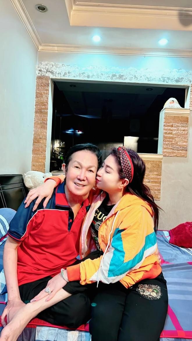 nsut-vu-linh-duoc-dong-nghiep-den-tham-khi-trai-qua-bao-benh-sac-dien-22ong-hoang-cai-luong-ho-quang22-gio-ra-sao-7-ngoisaovn-w1152-h2048 2
