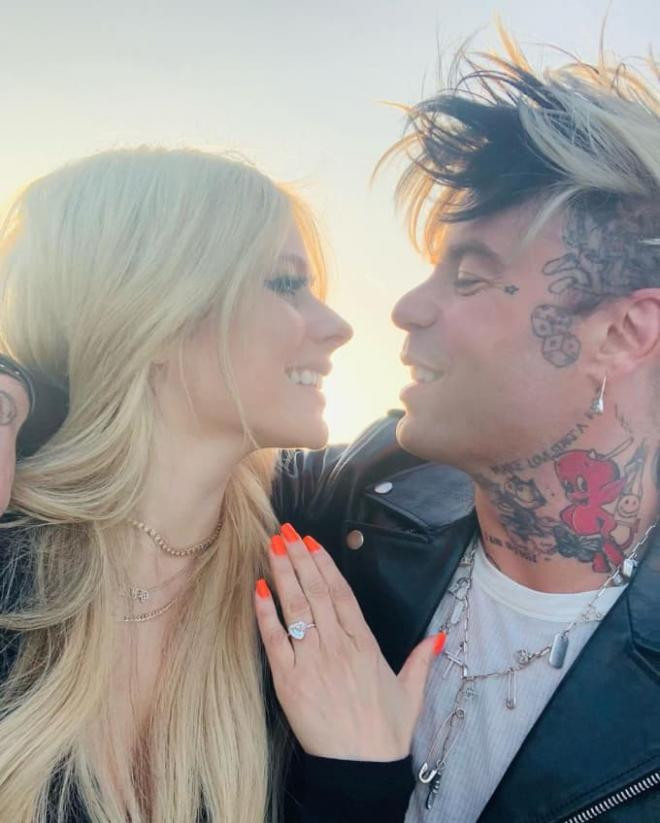 Avril Lavigne đính hôn với ca sĩ Mod Sun, được cầu hôn với nhẫn khủng ở Paris 2