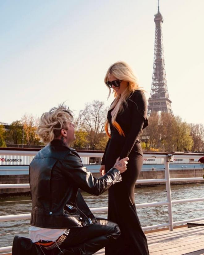 Avril Lavigne đính hôn với ca sĩ Mod Sun, được cầu hôn với nhẫn khủng ở Paris 0