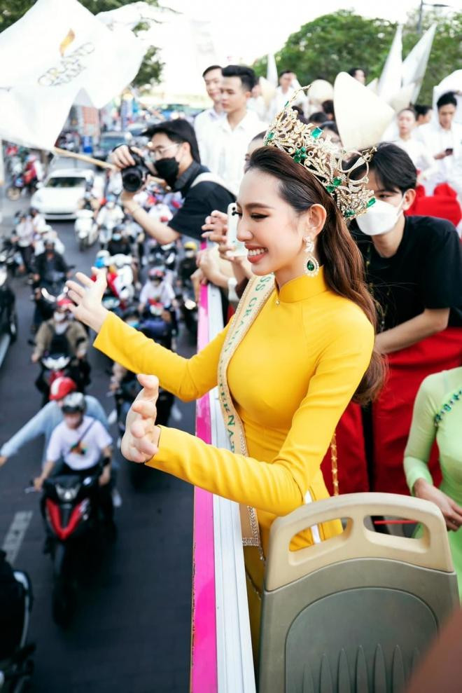dan-tinh-xot-xa-truoc-doan-clip-thuy-tien-chua-kip-chup-anh-da-bi-moi-roi-khoi-tham-do-khi-chua-la-miss-grand-international-2022-5-ngoisaovn-w1000-h1499 0