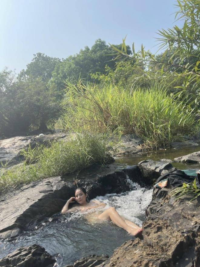 khong-con-anh-ban-nude-cat-tuong-tung-tron-anh-tam-suoi-toan-than-khien-dan-mang-phan-no-mang-22cave22-5-ngoisaovn-w1536-h2048 6