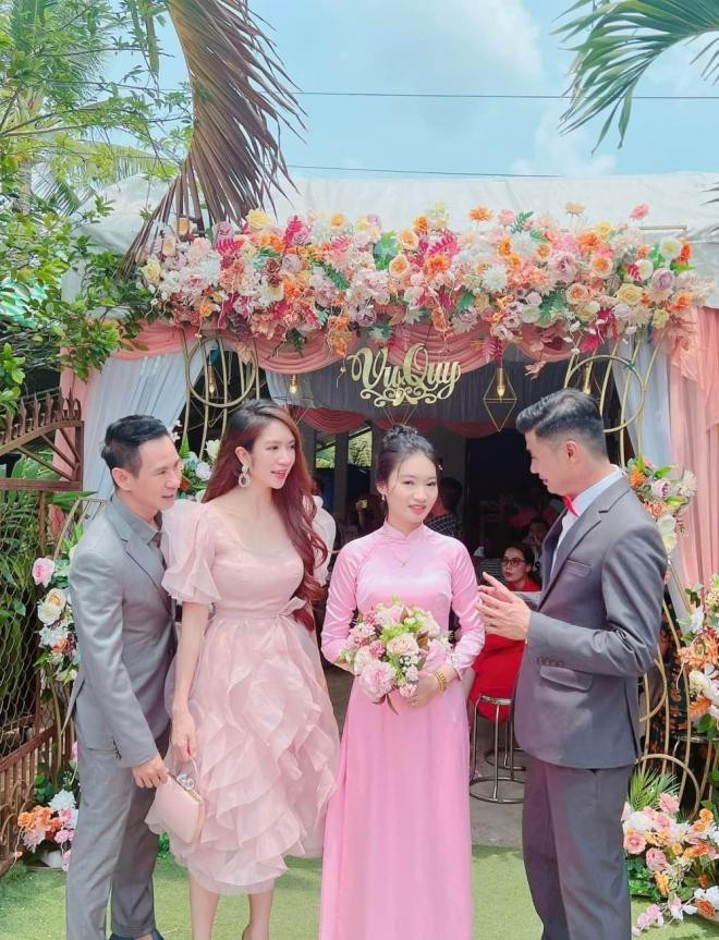 nhan-sac-doi-thuong-nhu-thieu-nu-doi-muoi-cua-ba-xa-tiet-cuong-mat-moc-khong-ti-vet-nu-cuoi-nhu-toa-nang-2-ngoisaovn-w1000-h1308 6 nhan-sac-doi-thuong-nhu-thieu-nu-doi-muoi-cua-ba-xa-tiet-cuong-mat-moc-khong-ti-vet-nu-cuoi-nhu-toa-nang-2-ngoisaovn-w1000-h1308 6